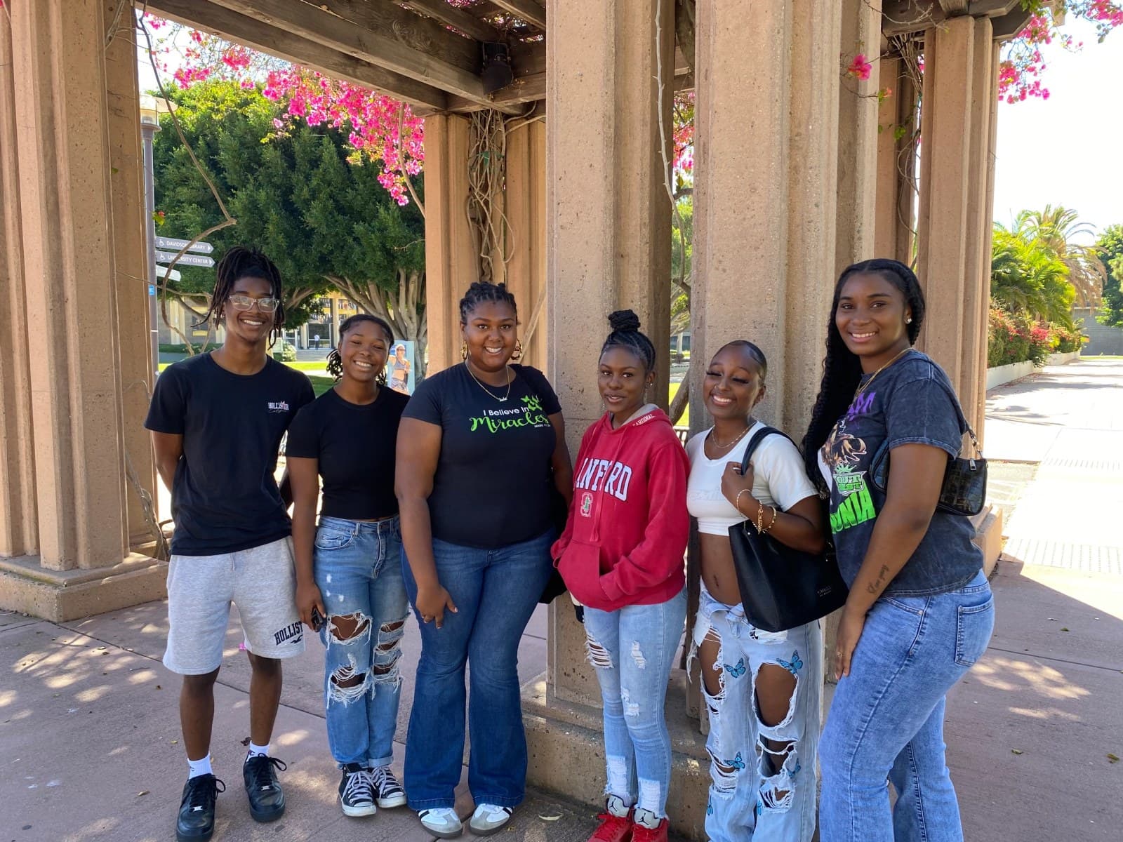 Scholars on an Xploration campus tour